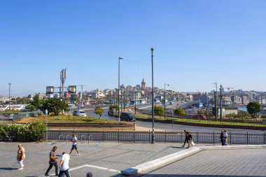 İSTANBUL, TURKEY 2023, Ağustos 05: İstanbul ve Yeni Cami Camii 'nden Galata Kulesi manzarası
