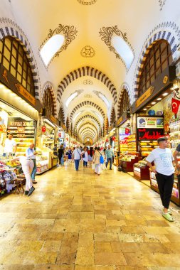 İSTANBUL, TURKEY 2023, Ağustos 05: İstanbul, Türkiye 'deki Baharat Pazarı' nın içindeki renk ve canlılık
