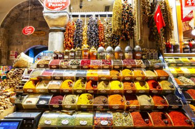 İSTANBUL, TURKEY 2023, Ağustos 05: İstanbul, Türkiye 'deki Baharat Pazarı' nın içindeki renk ve canlılık