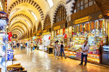 İSTANBUL, TURKEY 2023, Ağustos 05: İstanbul, Türkiye 'deki Baharat Pazarı' nın içindeki renk ve canlılık