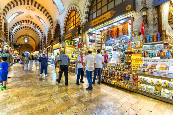 İSTANBUL, TURKEY 2023, Ağustos 05: İstanbul, Türkiye 'deki Baharat Pazarı' nın içindeki renk ve canlılık