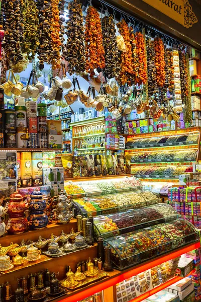 İSTANBUL, TURKEY 2023, Ağustos 05: İstanbul, Türkiye 'deki Baharat Pazarı' nın içindeki renk ve canlılık