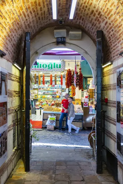 İSTANBUL, TURKEY 2023, Ağustos 05: İstanbul, Türkiye 'deki Baharat Pazarı' nın içindeki renk ve canlılık