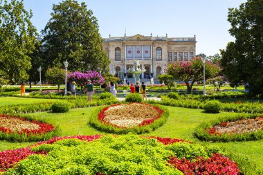İSTANBUL, TURKEY 2023 Ağustos 05: İstanbul, Türkiye 'deki Dolmabahce Sarayı' nın güzel dış görünüşü
