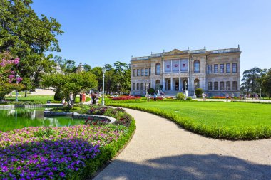 İSTANBUL, TURKEY 2023 Ağustos 05: İstanbul, Türkiye 'deki Dolmabahce Sarayı' nın güzel dış görünüşü