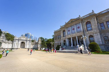 İSTANBUL, TURKEY 2023 Ağustos 05: İstanbul, Türkiye 'deki Dolmabahce Sarayı' nın güzel dış görünüşü