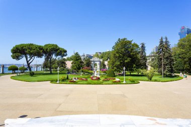 İSTANBUL, TURKEY 2023 Ağustos 05: İstanbul, Türkiye 'deki Dolmabahce Sarayı' nın güzel dış görünüşü