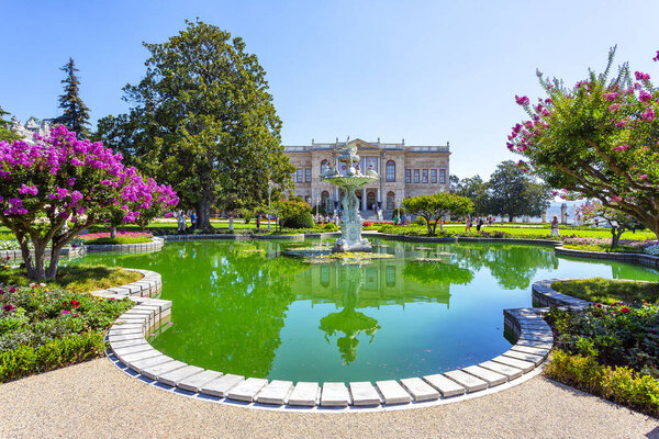 СТАМБУЛ, ТУРЦИЯ 2023 Август 05: Красивый фасад дворца Долмабахче в Стамбуле, Турция