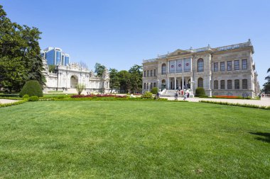 İSTANBUL, TURKEY 2023 Ağustos 05: İstanbul, Türkiye 'deki Dolmabahce Sarayı' nın güzel dış görünüşü