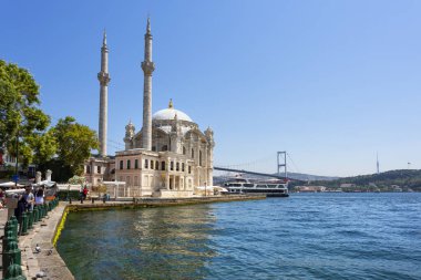 İSTANBUL, TURKEY 2023 Ağustos 05: İstanbul 'daki Ortakoy Camii' nin güzel dış mekanı, Türkiye