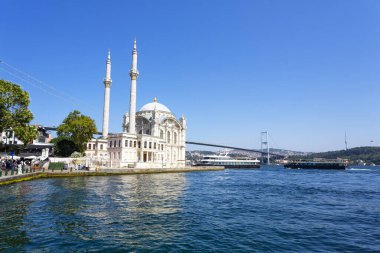 İSTANBUL, TURKEY 2023 Ağustos 05: İstanbul 'daki Ortakoy Camii' nin güzel dış mekanı, Türkiye