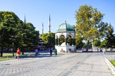 İSTANBUL, TURKEY 2023 Ağustos 06: İstanbul, Türkiye 'de Sultanahmet' in Bizans Hipodromu 'ndaki Kayzer Wilhelm Çeşmesi