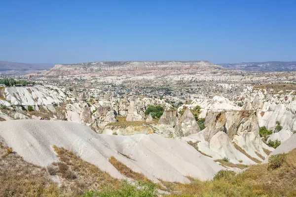 Bir UNESCO Dünya Mirası bölgesi olan Goreme 'in peri bacalarının güzel manzarası