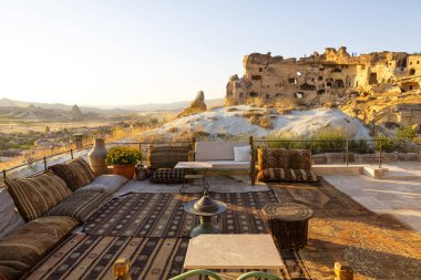 CAVUSIN, TURKEY 2023 Ağustos 07: Cavusin 'deki bir mağara otelinin terasından, çevresindeki manzaranın güzel manzarası