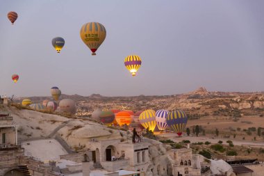 CAVUSIN, TURKEY 2023 Ağustos 08: Balon uçuşu, Kapadokya 'nın büyük turistik cazibesi. Kapadokya dünya çapında sıcak hava balonlarıyla uçmak için en iyi yer olarak bilinir.
