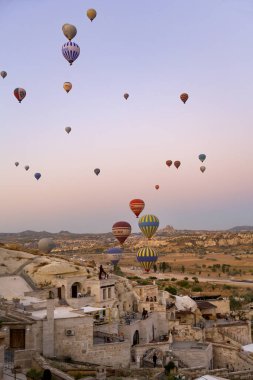 CAVUSIN, TURKEY 2023 Ağustos 08: Balon uçuşu, Kapadokya 'nın büyük turistik cazibesi. Kapadokya dünya çapında sıcak hava balonlarıyla uçmak için en iyi yer olarak bilinir.
