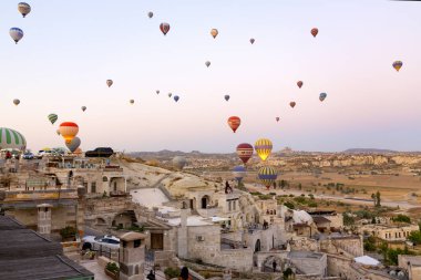 CAVUSIN, TURKEY 2023 Ağustos 08: Balon uçuşu, Kapadokya 'nın büyük turistik cazibesi. Kapadokya dünya çapında sıcak hava balonlarıyla uçmak için en iyi yer olarak bilinir.