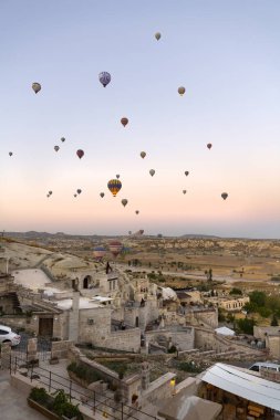 CAVUSIN, TURKEY 2023 Ağustos 08: Balon uçuşu, Kapadokya 'nın büyük turistik cazibesi. Kapadokya dünya çapında sıcak hava balonlarıyla uçmak için en iyi yer olarak bilinir.