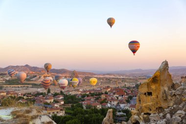 CAVUSIN, TURKEY 2023 Ağustos 08: Balon uçuşu, Kapadokya 'nın büyük turistik cazibesi. Kapadokya dünya çapında sıcak hava balonlarıyla uçmak için en iyi yer olarak bilinir.