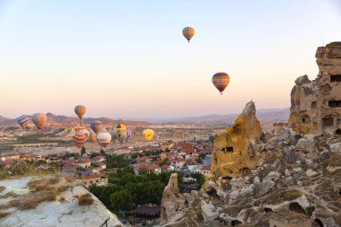 CAVUSIN, TURKEY 2023 Ağustos 08: Balon uçuşu, Kapadokya 'nın büyük turistik cazibesi. Kapadokya dünya çapında sıcak hava balonlarıyla uçmak için en iyi yer olarak bilinir.