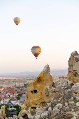 CAVUSIN, TURKEY 2023 Ağustos 08: Balon uçuşu, Kapadokya 'nın büyük turistik cazibesi. Kapadokya dünya çapında sıcak hava balonlarıyla uçmak için en iyi yer olarak bilinir.