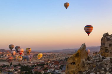 CAVUSIN, TURKEY 2023 Ağustos 08: Balon uçuşu, Kapadokya 'nın büyük turistik cazibesi. Kapadokya dünya çapında sıcak hava balonlarıyla uçmak için en iyi yer olarak bilinir.