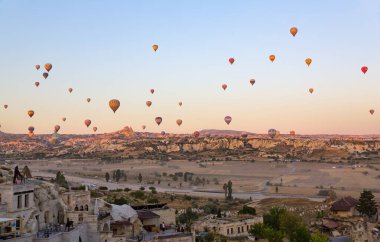CAVUSIN, TURKEY 2023 Ağustos 08: Balon uçuşu, Kapadokya 'nın büyük turistik cazibesi. Kapadokya dünya çapında sıcak hava balonlarıyla uçmak için en iyi yer olarak bilinir.