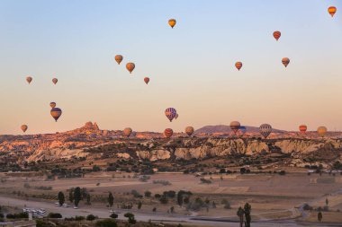 CAVUSIN, TURKEY 2023 Ağustos 08: Balon uçuşu, Kapadokya 'nın büyük turistik cazibesi. Kapadokya dünya çapında sıcak hava balonlarıyla uçmak için en iyi yer olarak bilinir.