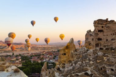 CAVUSIN, TURKEY 2023 Ağustos 08: Balon uçuşu, Kapadokya 'nın büyük turistik cazibesi. Kapadokya dünya çapında sıcak hava balonlarıyla uçmak için en iyi yer olarak bilinir.