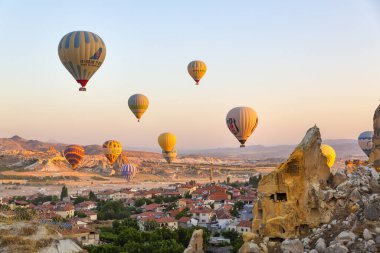 CAVUSIN, TURKEY 2023 Ağustos 08: Balon uçuşu, Kapadokya 'nın büyük turistik cazibesi. Kapadokya dünya çapında sıcak hava balonlarıyla uçmak için en iyi yer olarak bilinir.
