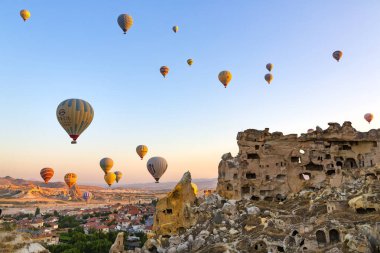 CAVUSIN, TURKEY 2023 Ağustos 08: Balon uçuşu, Kapadokya 'nın büyük turistik cazibesi. Kapadokya dünya çapında sıcak hava balonlarıyla uçmak için en iyi yer olarak bilinir.