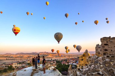 CAVUSIN, TURKEY 2023 Ağustos 08: Balon uçuşu, Kapadokya 'nın büyük turistik cazibesi. Kapadokya dünya çapında sıcak hava balonlarıyla uçmak için en iyi yer olarak bilinir.