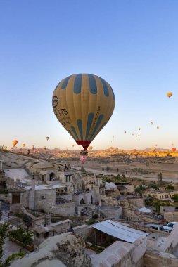 CAVUSIN, TURKEY 2023 Ağustos 08: Balon uçuşu, Kapadokya 'nın büyük turistik cazibesi. Kapadokya dünya çapında sıcak hava balonlarıyla uçmak için en iyi yer olarak bilinir.
