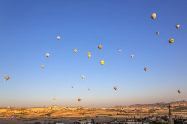 CAVUSIN, TURKEY 2023 Ağustos 08: Balon uçuşu, Kapadokya 'nın büyük turistik cazibesi. Kapadokya dünya çapında sıcak hava balonlarıyla uçmak için en iyi yer olarak bilinir.