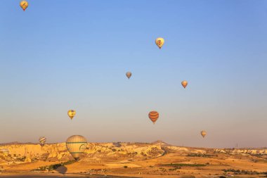CAVUSIN, TURKEY 2023 Ağustos 08: Balon uçuşu, Kapadokya 'nın büyük turistik cazibesi. Kapadokya dünya çapında sıcak hava balonlarıyla uçmak için en iyi yer olarak bilinir.