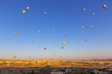 CAVUSIN, TURKEY 2023 Ağustos 08: Balon uçuşu, Kapadokya 'nın büyük turistik cazibesi. Kapadokya dünya çapında sıcak hava balonlarıyla uçmak için en iyi yer olarak bilinir.