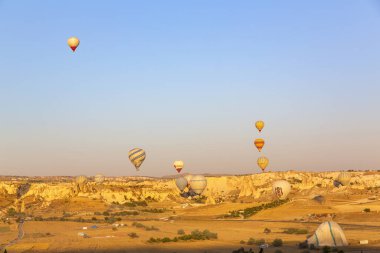 CAVUSIN, TURKEY 2023 Ağustos 08: Balon uçuşu, Kapadokya 'nın büyük turistik cazibesi. Kapadokya dünya çapında sıcak hava balonlarıyla uçmak için en iyi yer olarak bilinir.