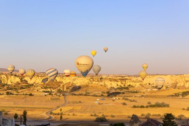 CAVUSIN, TURKEY 2023 Ağustos 08: Balon uçuşu, Kapadokya 'nın büyük turistik cazibesi. Kapadokya dünya çapında sıcak hava balonlarıyla uçmak için en iyi yer olarak bilinir.