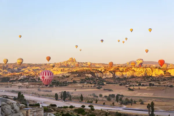 CAVUSIN, TURKEY 2023 Ağustos 08: Balon uçuşu, Kapadokya 'nın büyük turistik cazibesi. Kapadokya dünya çapında sıcak hava balonlarıyla uçmak için en iyi yer olarak bilinir.