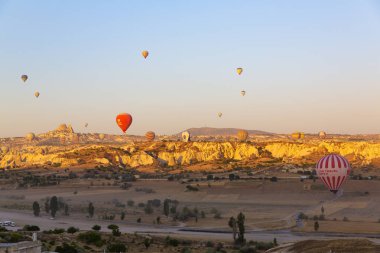 CAVUSIN, TURKEY 2023 Ağustos 08: Balon uçuşu, Kapadokya 'nın büyük turistik cazibesi. Kapadokya dünya çapında sıcak hava balonlarıyla uçmak için en iyi yer olarak bilinir.