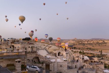CAVUSIN, TURKEY 2023 Ağustos 08: Balon uçuşu, Kapadokya 'nın büyük turistik cazibesi. Kapadokya dünya çapında sıcak hava balonlarıyla uçmak için en iyi yer olarak bilinir.