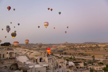 CAVUSIN, TURKEY 2023 Ağustos 08: Balon uçuşu, Kapadokya 'nın büyük turistik cazibesi. Kapadokya dünya çapında sıcak hava balonlarıyla uçmak için en iyi yer olarak bilinir.