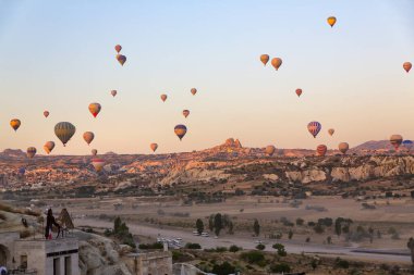 CAVUSIN, TURKEY 2023 Ağustos 08: Balon uçuşu, Kapadokya 'nın büyük turistik cazibesi. Kapadokya dünya çapında sıcak hava balonlarıyla uçmak için en iyi yer olarak bilinir.