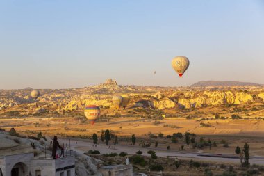 CAVUSIN, TURKEY 2023 Ağustos 08: Balon uçuşu, Kapadokya 'nın büyük turistik cazibesi. Kapadokya dünya çapında sıcak hava balonlarıyla uçmak için en iyi yer olarak bilinir.