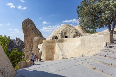 GOREME, TURKEY 2023, Ağustos 08: Goreme, Kapadokya, Türkiye 'deki ünlü açık hava müzesi