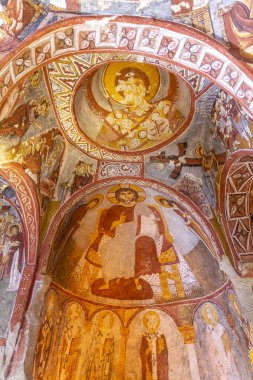GOREME, TURKEY 2023, Ağustos 08: Goreme 'deki eski Hıristiyan mağara kilisesinin içi Hava Müzesi