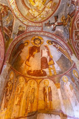 GOREME, TURKEY 2023, Ağustos 08: Goreme 'deki eski Hıristiyan mağara kilisesinin içi Hava Müzesi