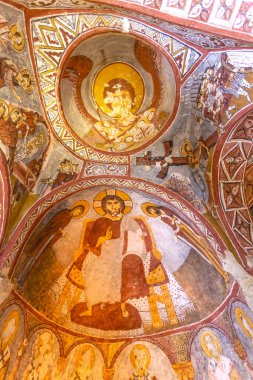 GOREME, TURKEY 2023, Ağustos 08: Goreme 'deki eski Hıristiyan mağara kilisesinin içi Hava Müzesi