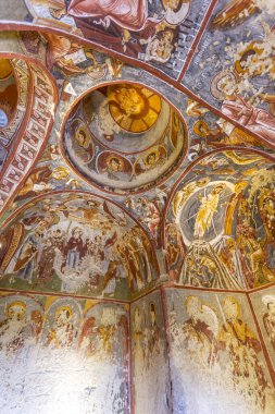 GOREME, TURKEY 2023, Ağustos 08: Goreme 'deki eski Hıristiyan mağara kilisesinin içi Hava Müzesi