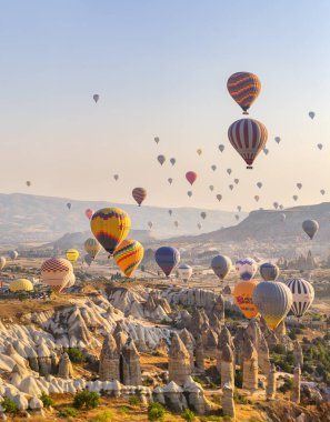 GOREME, TURKEY 2023, Ağustos 08: balon uçuşu, Kapadokya 'nın büyük turistik cazibesi. Kapadokya dünya çapında sıcak hava balonlarıyla uçmak için en iyi yer olarak bilinir.